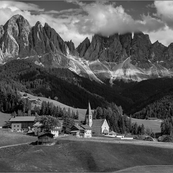 Dolomiti (Italia): la chiesa di Santa Maddalena in Val di Funes - © Massimo Vespignani