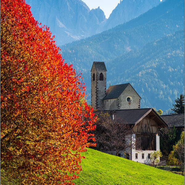 Dolomiti (Italia): la chiesa di San Giacomo in Val di Funes - © Massimo Vespignani
