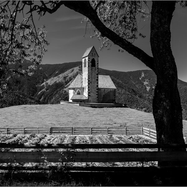 Dolomiti (Italia): la chiesa di San Giacomo in Val di Funes - © Massimo Vespignani