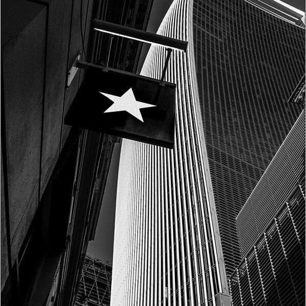 Londra: le forme sinuose del grattacielo "The Walkie Talkie" - © Massimo Vespignani