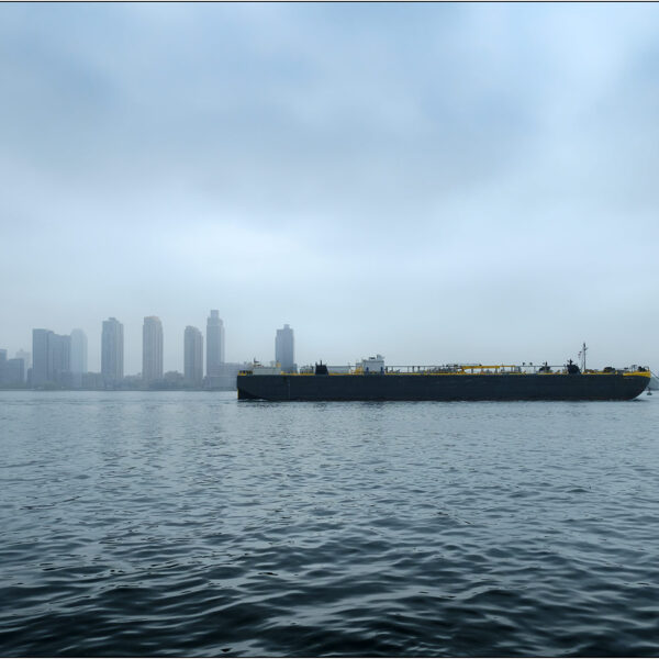  New York: nave mercantile sull'East River - © Massimo Vespignani