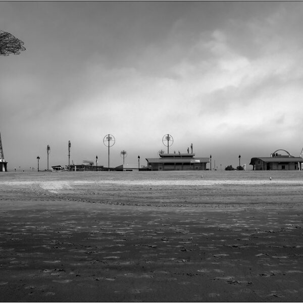 New York: spiaggia e strutture del luna park di Coney Island - © Massimo Vespignani