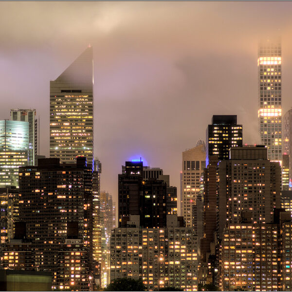  New York: la nebbia lambisce la sommità dei grattacieli - © Massimo Vespignani