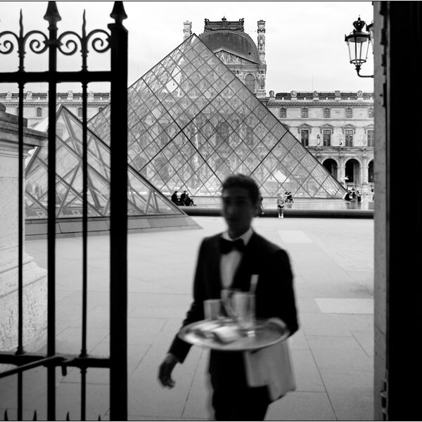 Parigi:  Pyramide du Louvre - © Massimo Vespignani