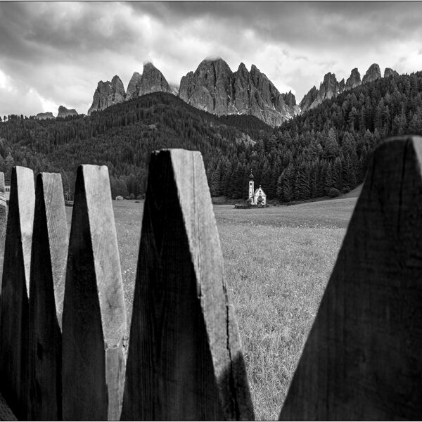  Dolomiti (Italia): chiesa di San Giovanni in Ranui in Val di Funes - © Massimo Vespignani