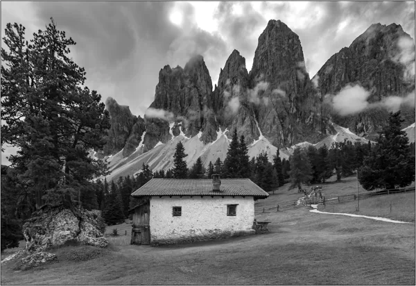 Dolomiti (Italia): gruppo delle Odle in Val di Funes - © Massimo Vespignani