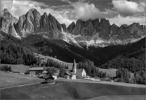 Dolomiti (Italia): la chiesa di Santa Maddalena in Val di Funes - © Massimo Vespignani
