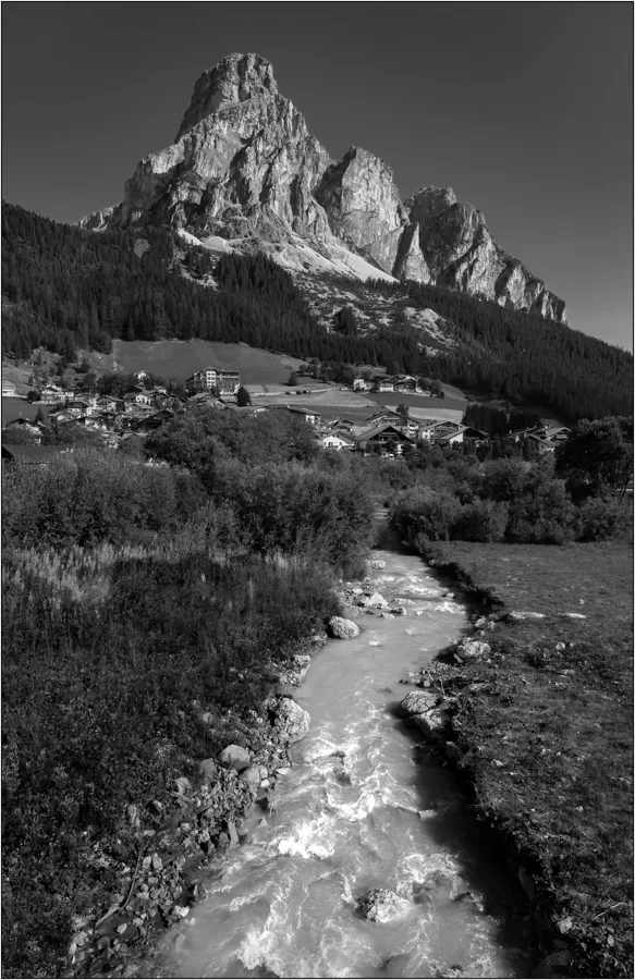  Corvara in Badia (Italia): il Sassongher e il torrente Gadera- © Massimo Vespignani