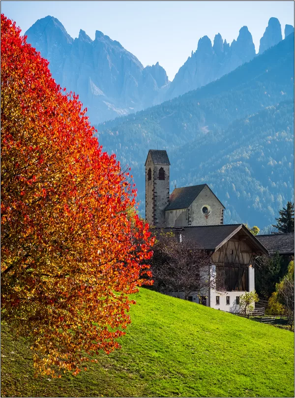 Dolomiti (Italia): la chiesa di San Giacomo in Val di Funes - © Massimo Vespignani