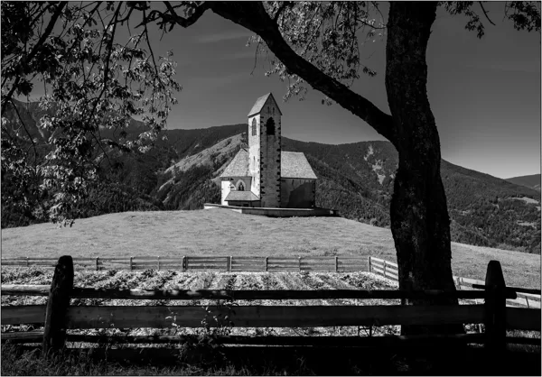 Dolomiti (Italia): la chiesa di San Giacomo in Val di Funes - © Massimo Vespignani