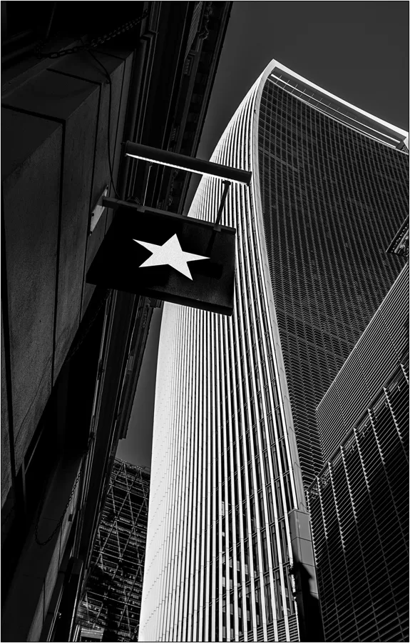 Londra: le forme sinuose del grattacielo "The Walkie Talkie" - © Massimo Vespignani