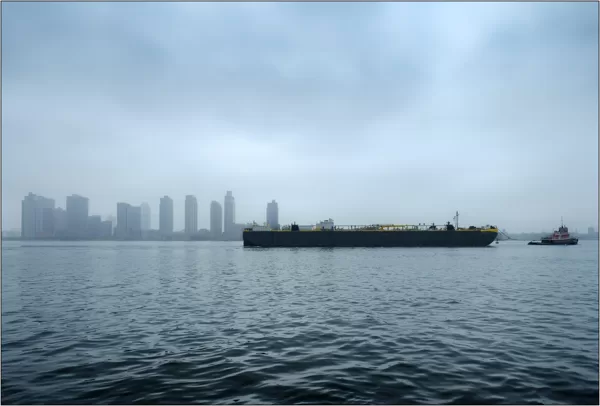  New York: nave mercantile sull'East River - © Massimo Vespignani