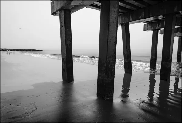 New York: pontile sulla spiaggia di Coney Island - © Massimo Vespignani