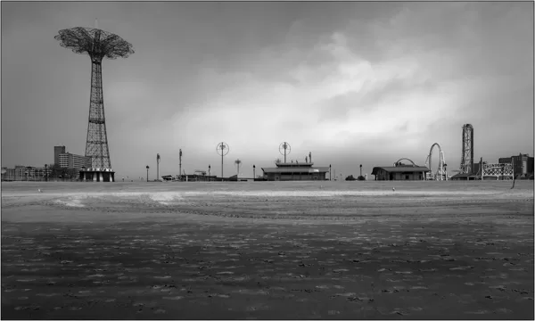 New York: spiaggia e strutture del luna park di Coney Island - © Massimo Vespignani