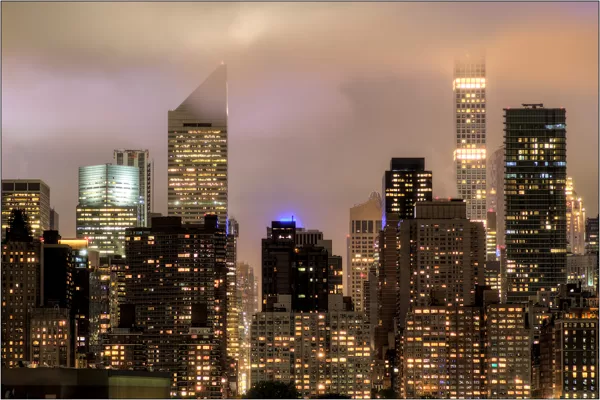  New York: la nebbia lambisce la sommità dei grattacieli - © Massimo Vespignani