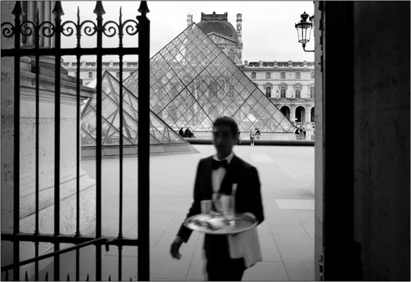Parigi:  Pyramide du Louvre - © Massimo Vespignani