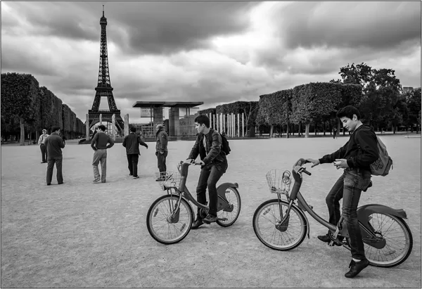 Parigi:  Champ de Mars - © Massimo Vespignani