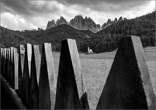  Dolomiti (Italia): chiesa di San Giovanni in Ranui in Val di Funes - © Massimo Vespignani
